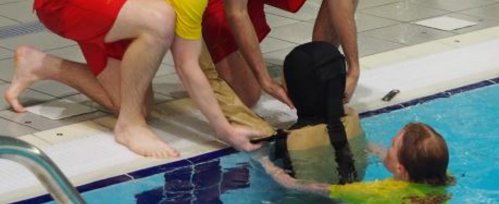 SOS Sul | Notícias - Ruth Lee lança novo manequim para treinamento de resgate aquático em piscinas